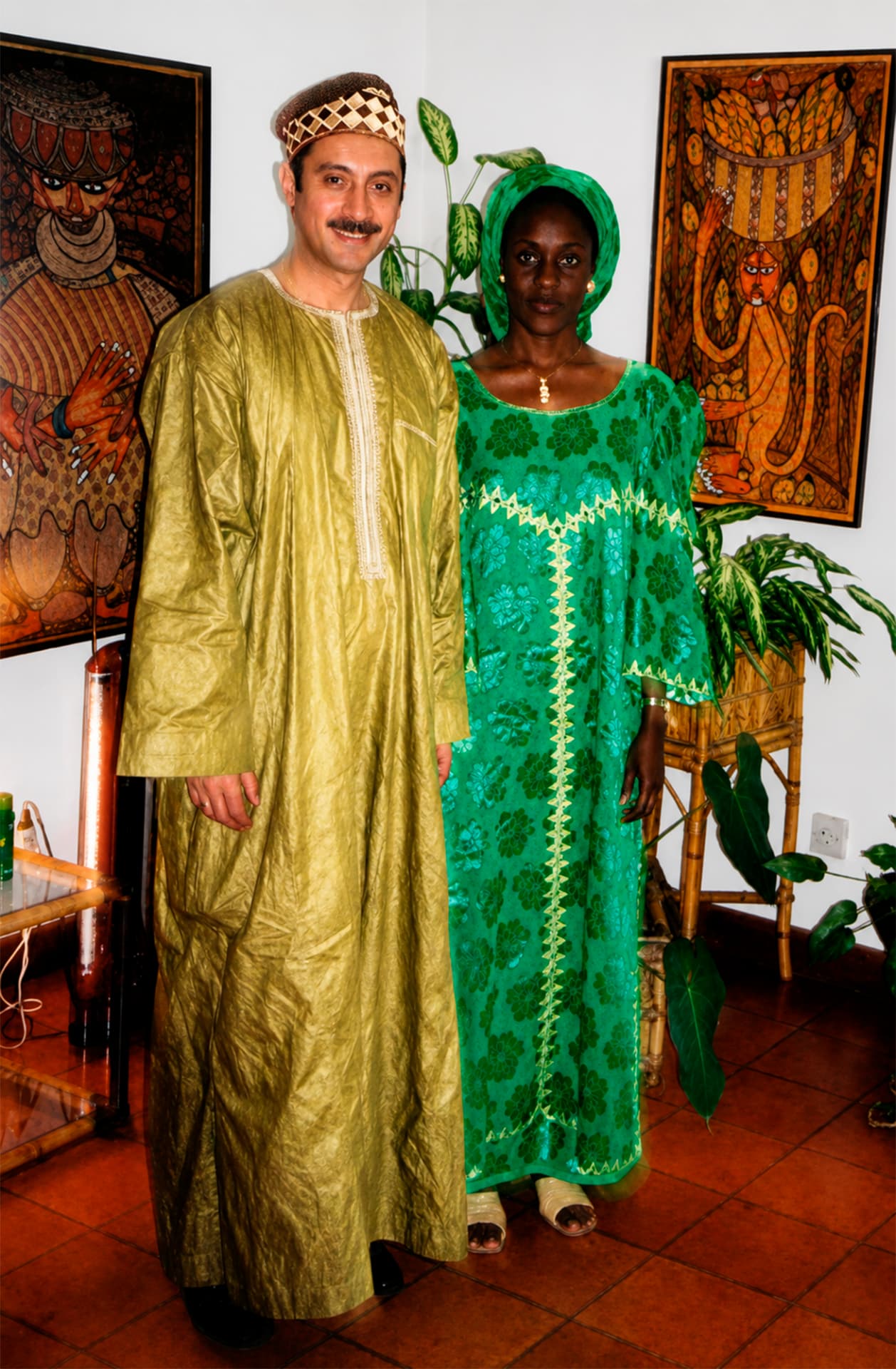 Retrato con túnica tradicional en un interior de Lagos durante la Travesía Nigeriana