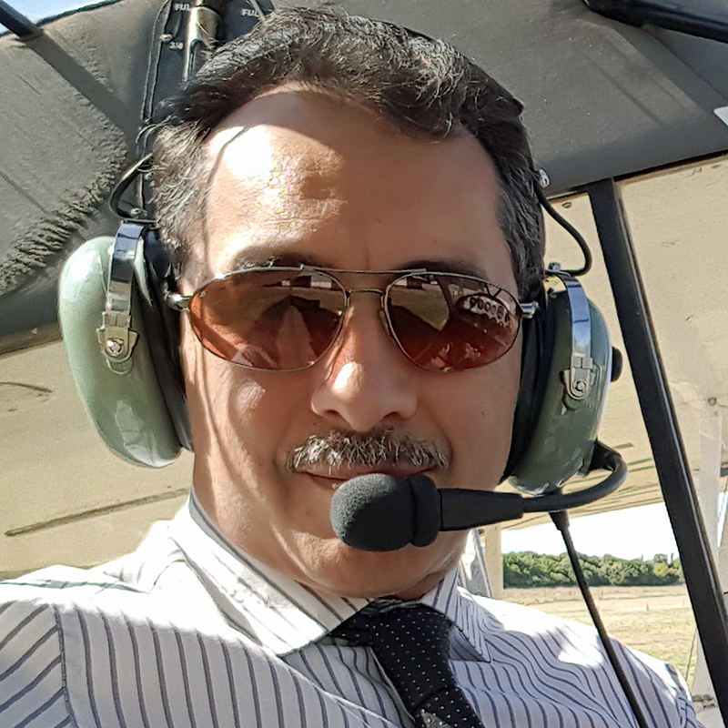 Adrián Pena junto a la aeronave antes de un vuelo