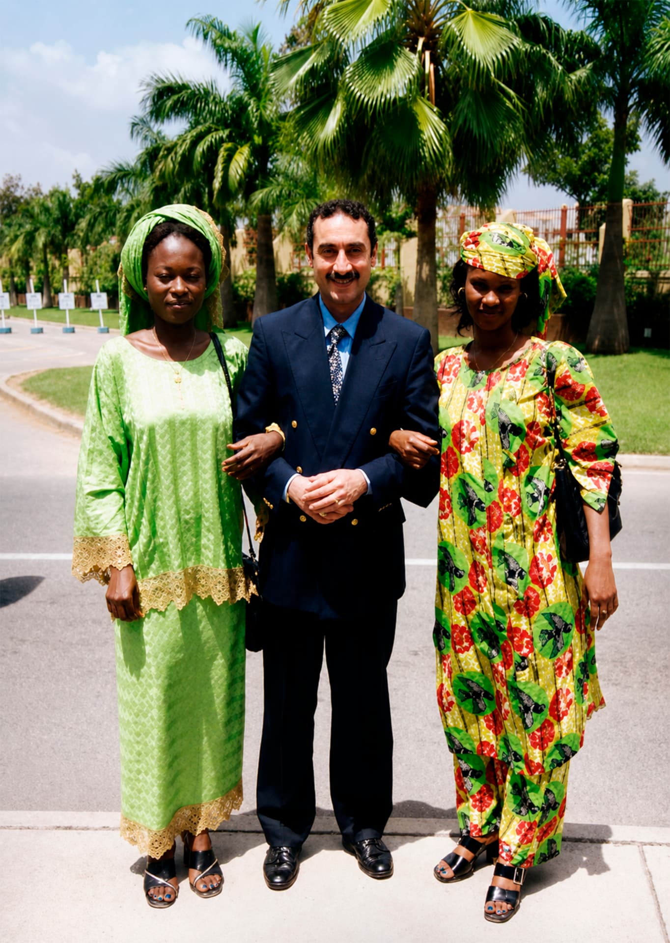 Encuentro con dos mujeres con vestimenta tradicional en una avenida de Abuya durante la Travesía Nigeriana