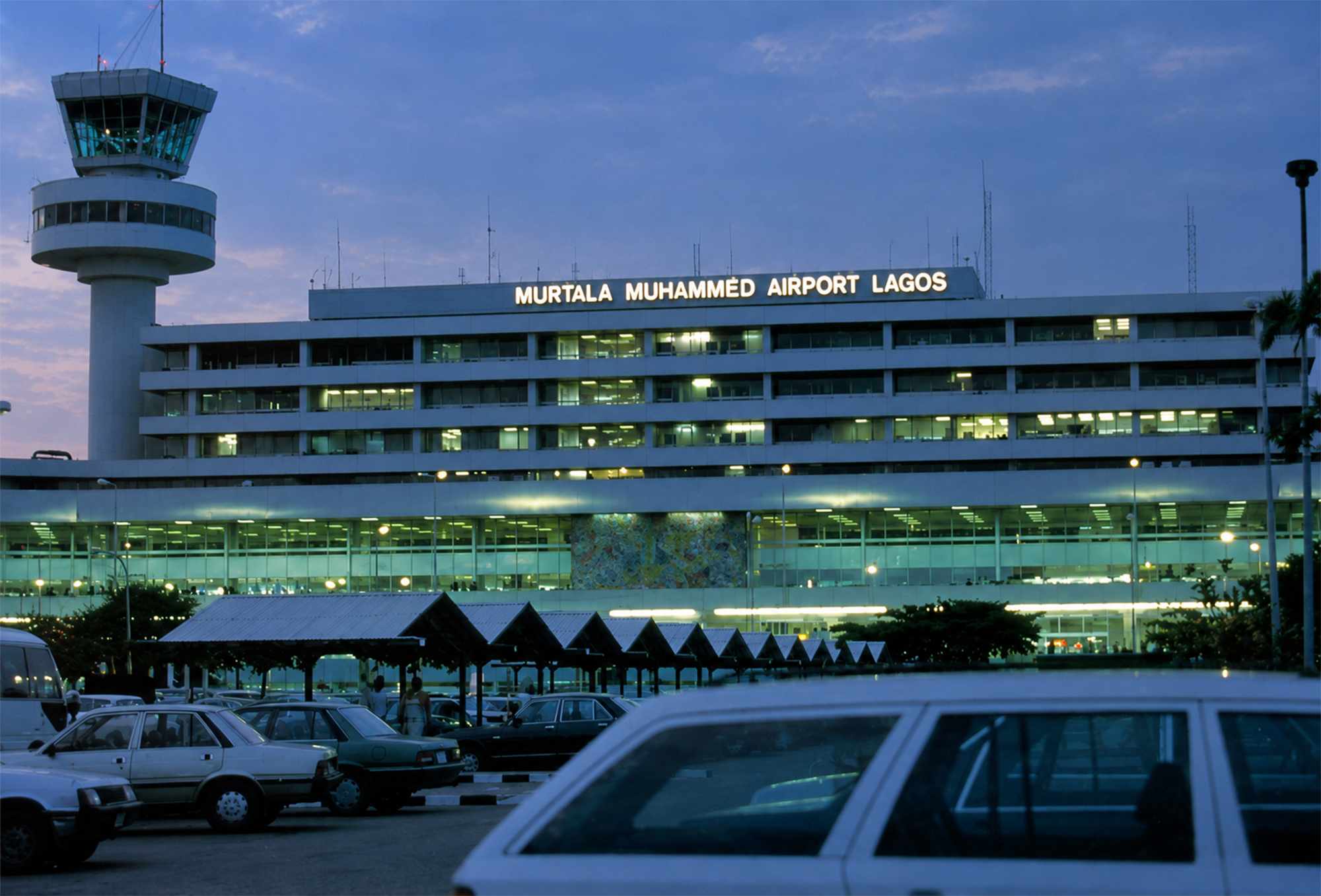 Terminal y torre de control del Aeropuerto Murtala Muhammed de Lagos al anochecer, Nigeria, 2000