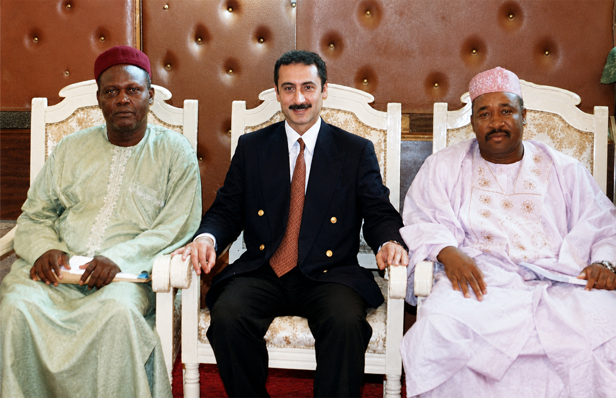 Encuentro institucional con hombres de vestimenta tradicional en Sokoto durante la Travesía Nigeriana