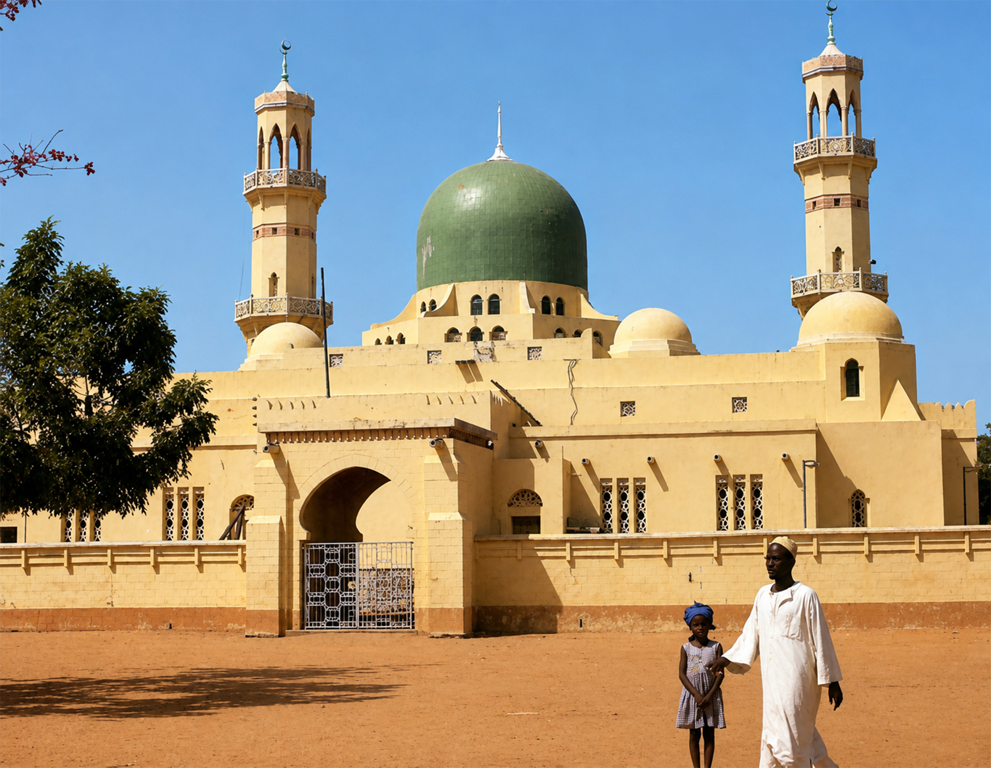 Mezquita amarilla con cúpula verde y minaretes en Kano durante la Travesía Nigeriana