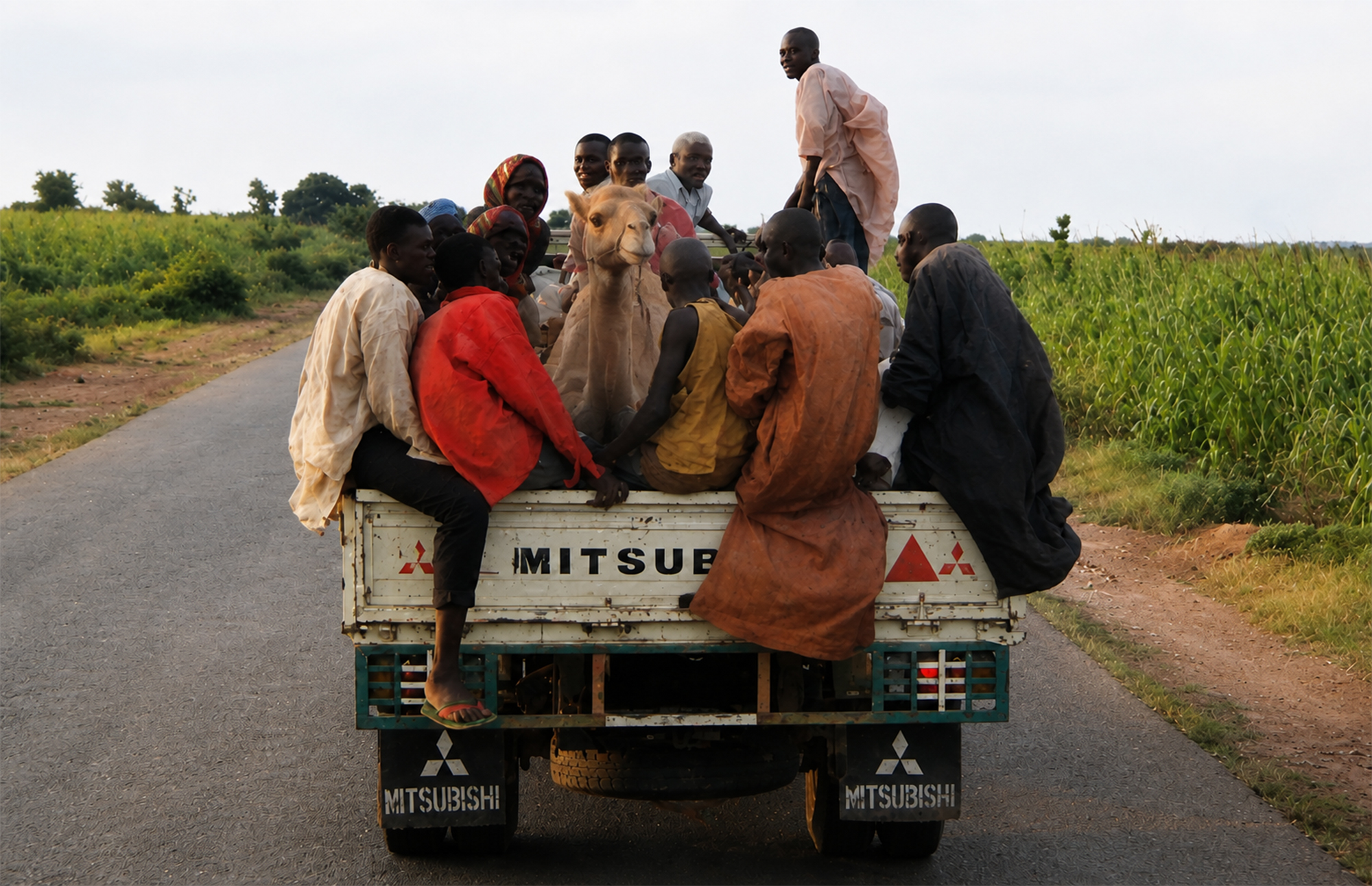 Camioneta cargada de pasajeros circulando por una carretera rural de Jos durante la Travesía Nigeriana