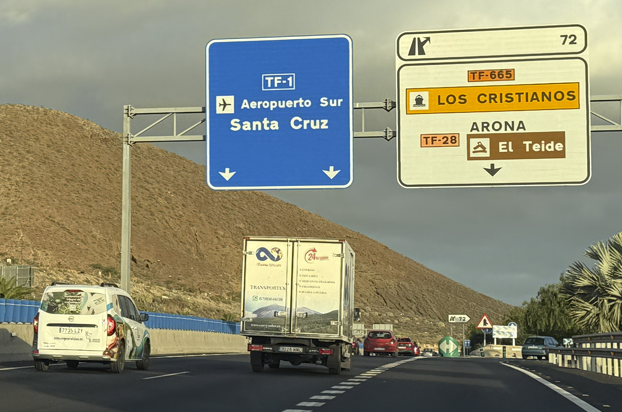 Señalización de autopista en Tenerife hacia Aeropuerto Sur, Santa Cruz, Los Cristianos y El Teide