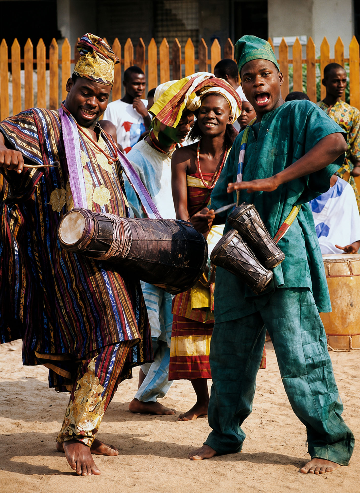 Percusionistas con túnicas tradicionales tocando tambores durante una actuación en Sokoto durante la Travesía Nigeriana
