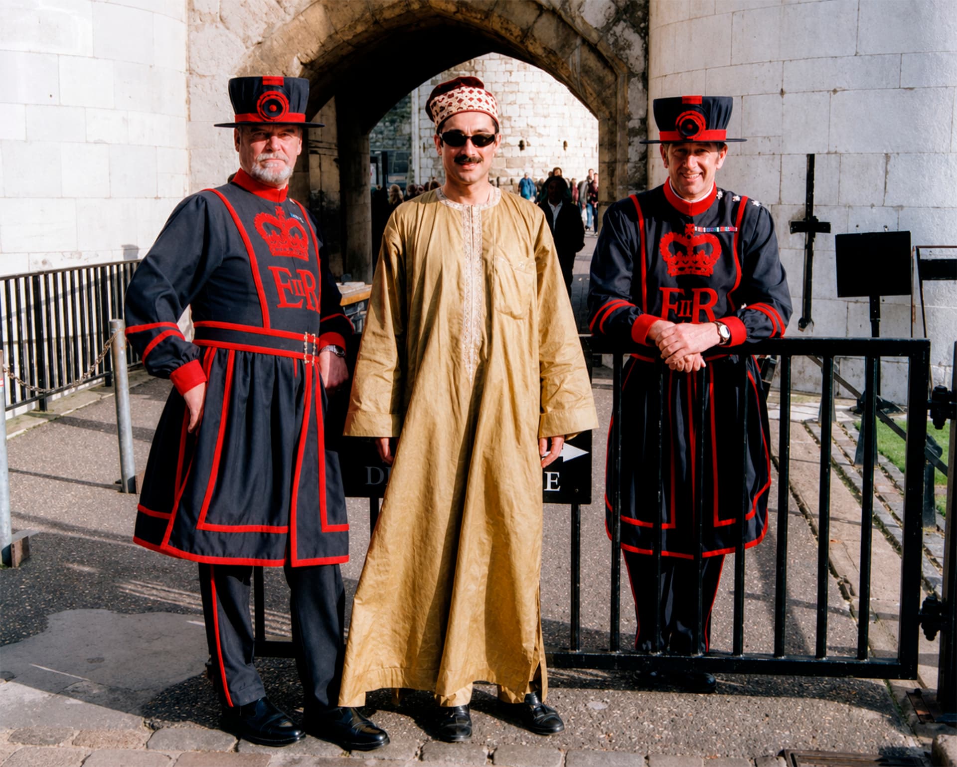 Escala en Londres, junto a dos Yeoman Warders de la Torre de Londres, previa a la Travesía Nigeriana