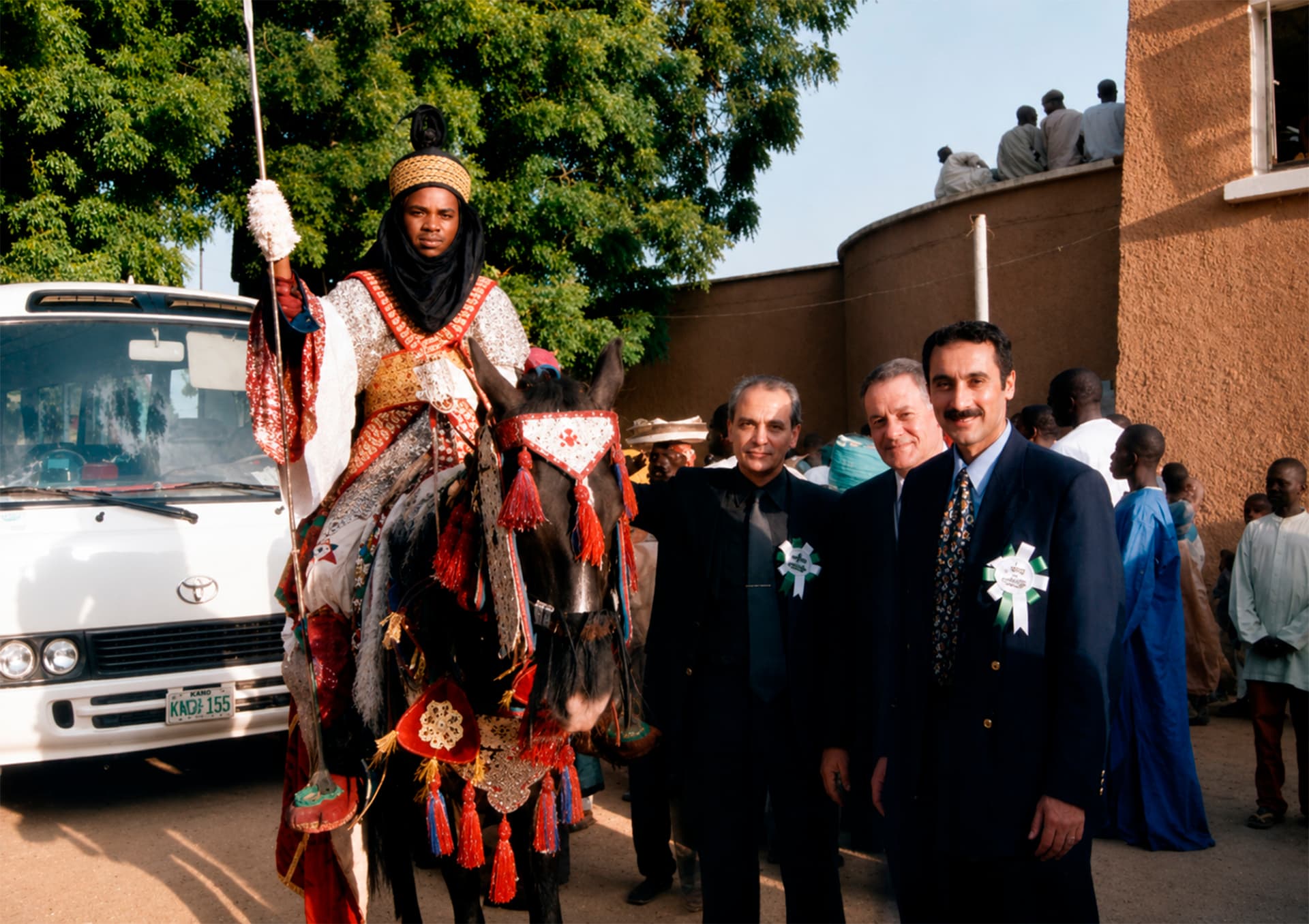 Jinete con atuendo ceremonial a caballo en una calle de Kano durante la Travesía Nigeriana