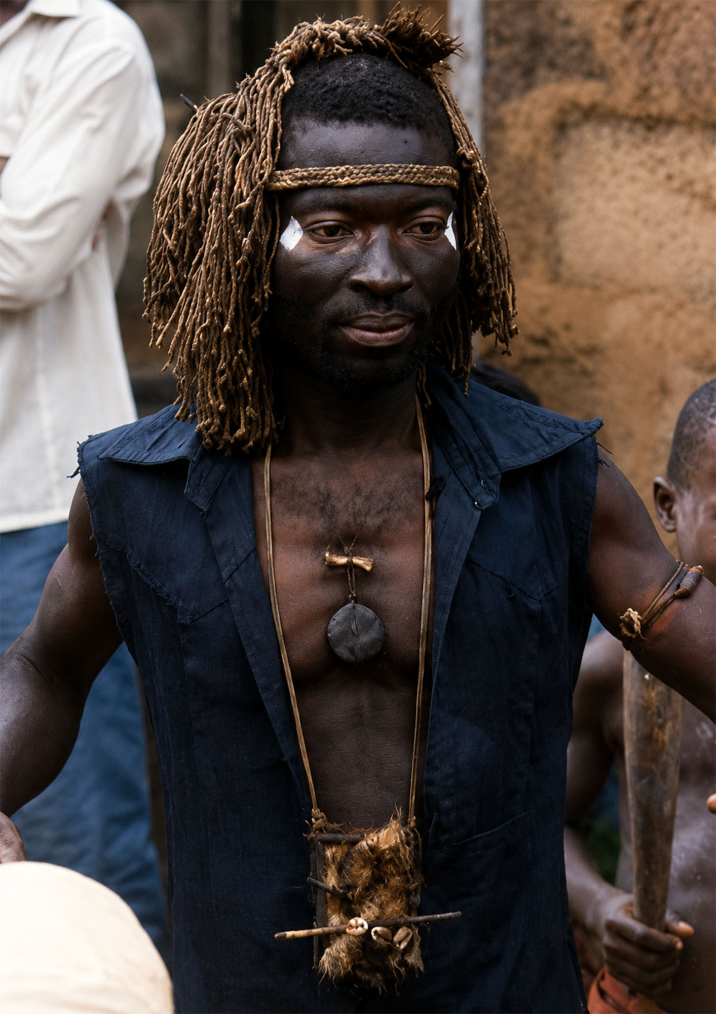Retrato de un danzante con tocado de fibras y amuletos en Port Harcourt durante la Travesía Nigeriana