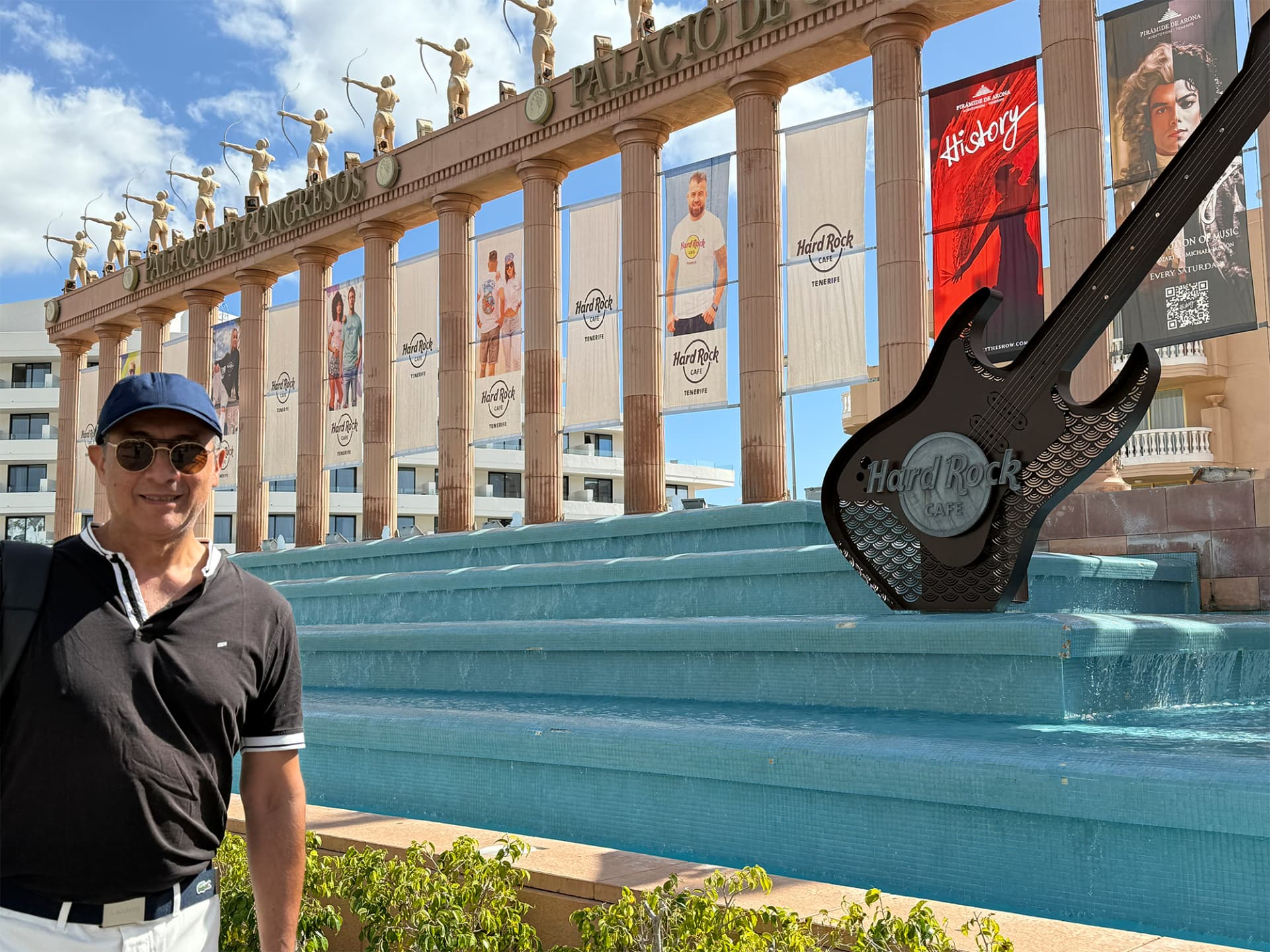 Fuente y guitarra monumental en un complejo comercial del sur de Tenerife