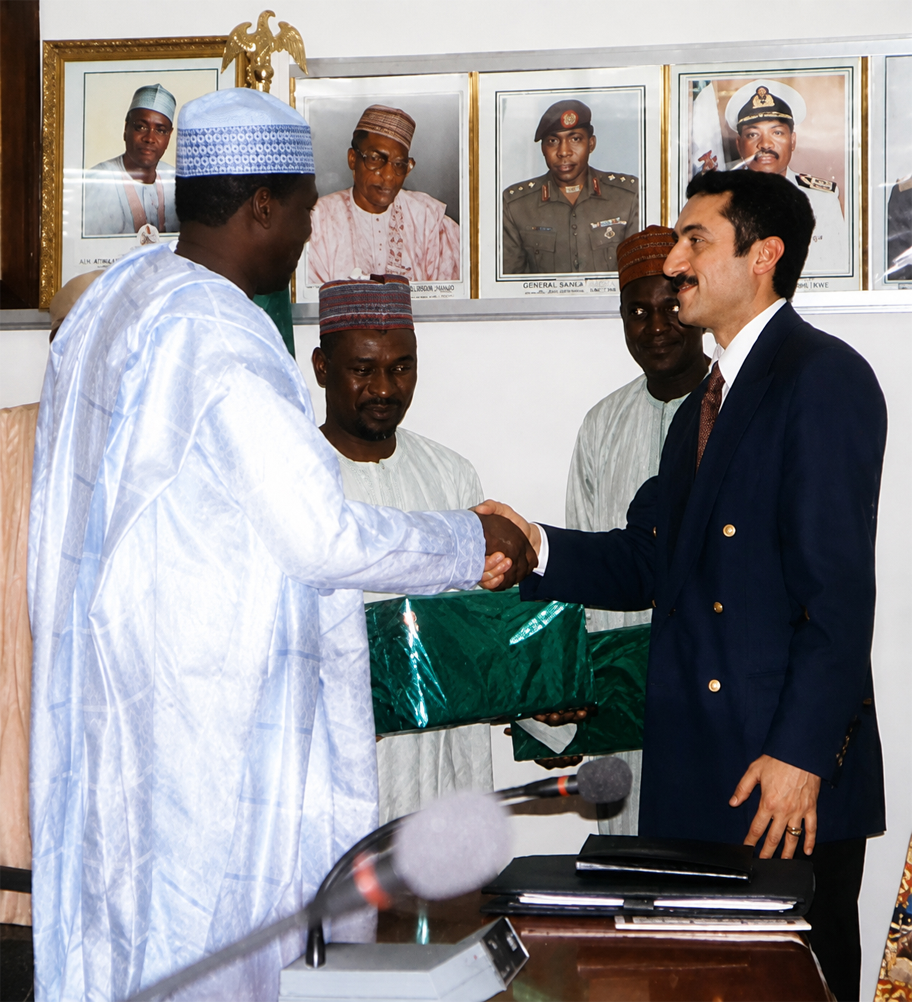 Encuentro institucional con intercambio de regalo en Kano durante la Travesía Nigeriana