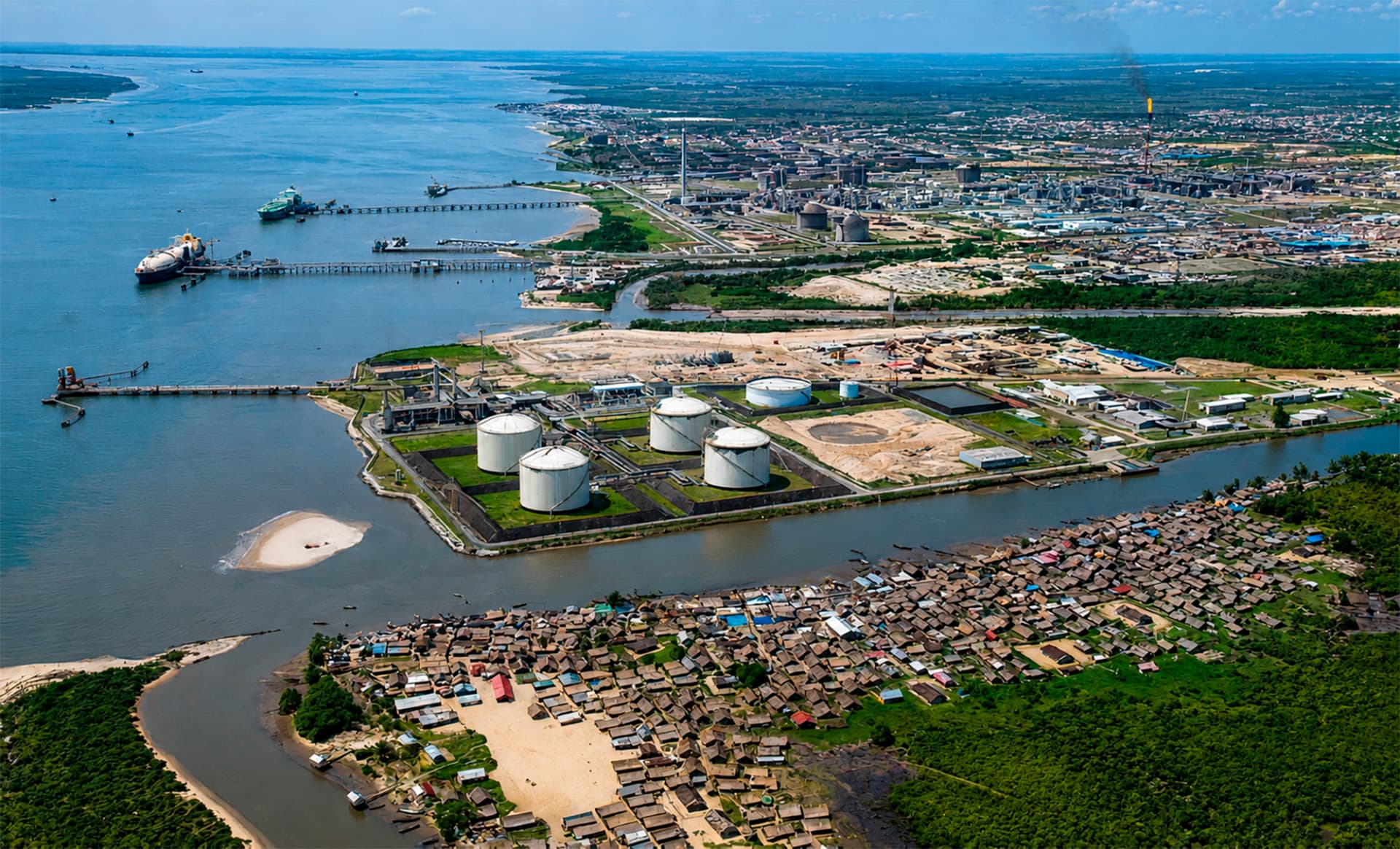 Vista aérea del terminal industrial y portuario de Bonny Island entre canales y vegetación costera durante la Travesía Nigeriana