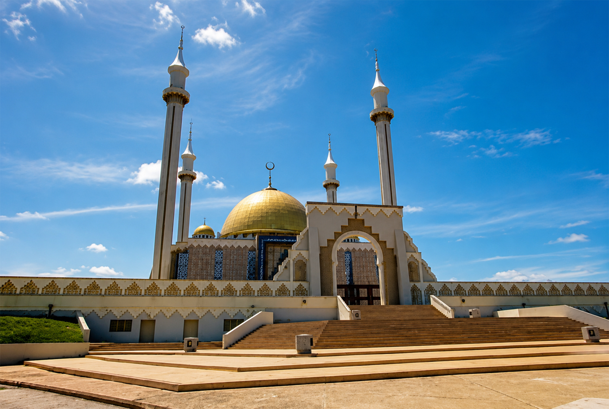Gran mezquita de Abuya con cúpula dorada y cuatro minaretes blancos durante la Travesía Nigeriana