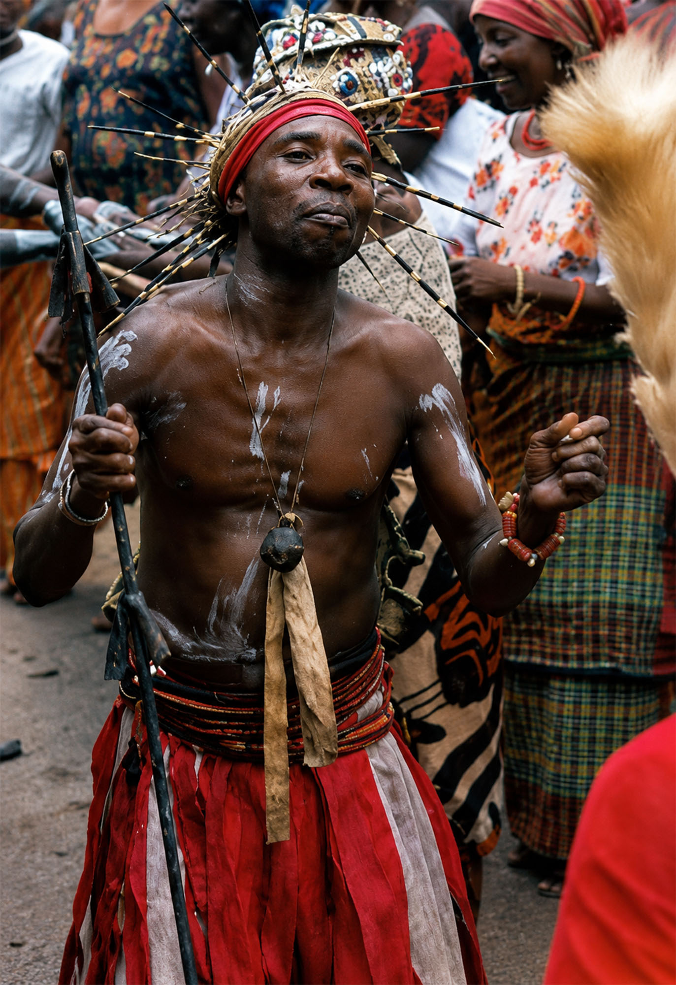 Danzante con tocado de púas y pintura corporal durante una celebración en Port Harcourt durante la Travesía Nigeriana