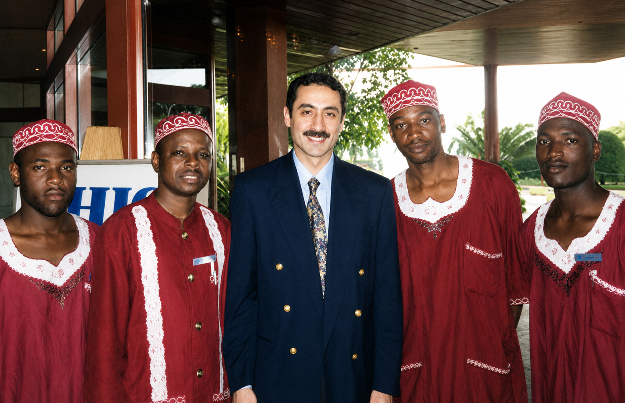 Recibimiento con personal de uniforme tradicional rojo en Abuya durante la Travesía Nigeriana
