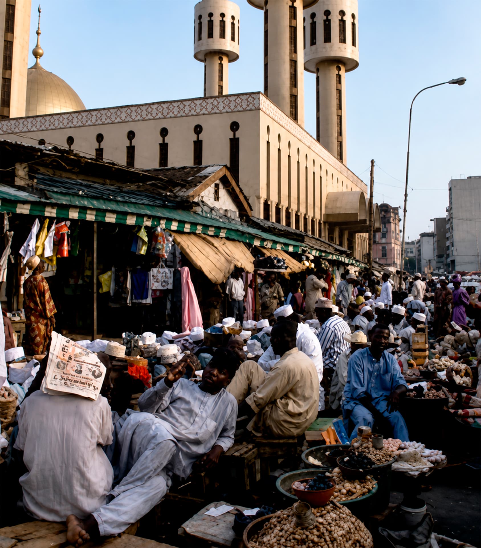Mercado urbano concurrido frente a una mezquita en Lagos durante la Travesía Nigeriana