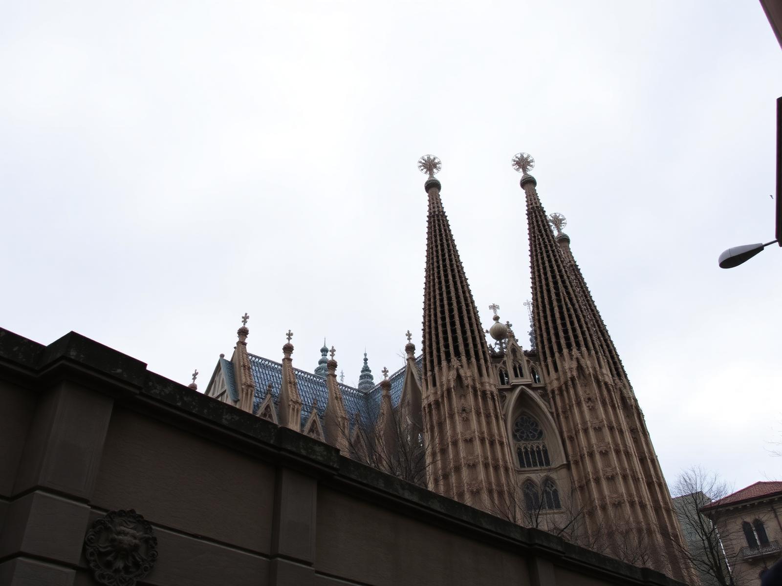 Torres de la Sagrada Familia de Barcelona recortadas sobre el cielo