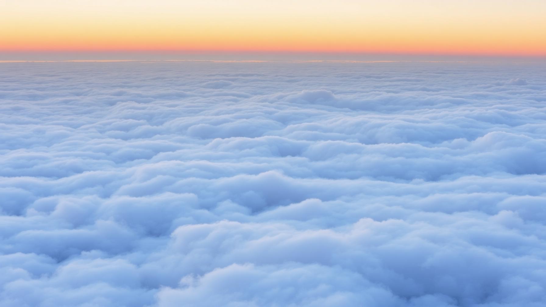 Mar de nubes visto desde una cumbre de Tenerife al atardecer