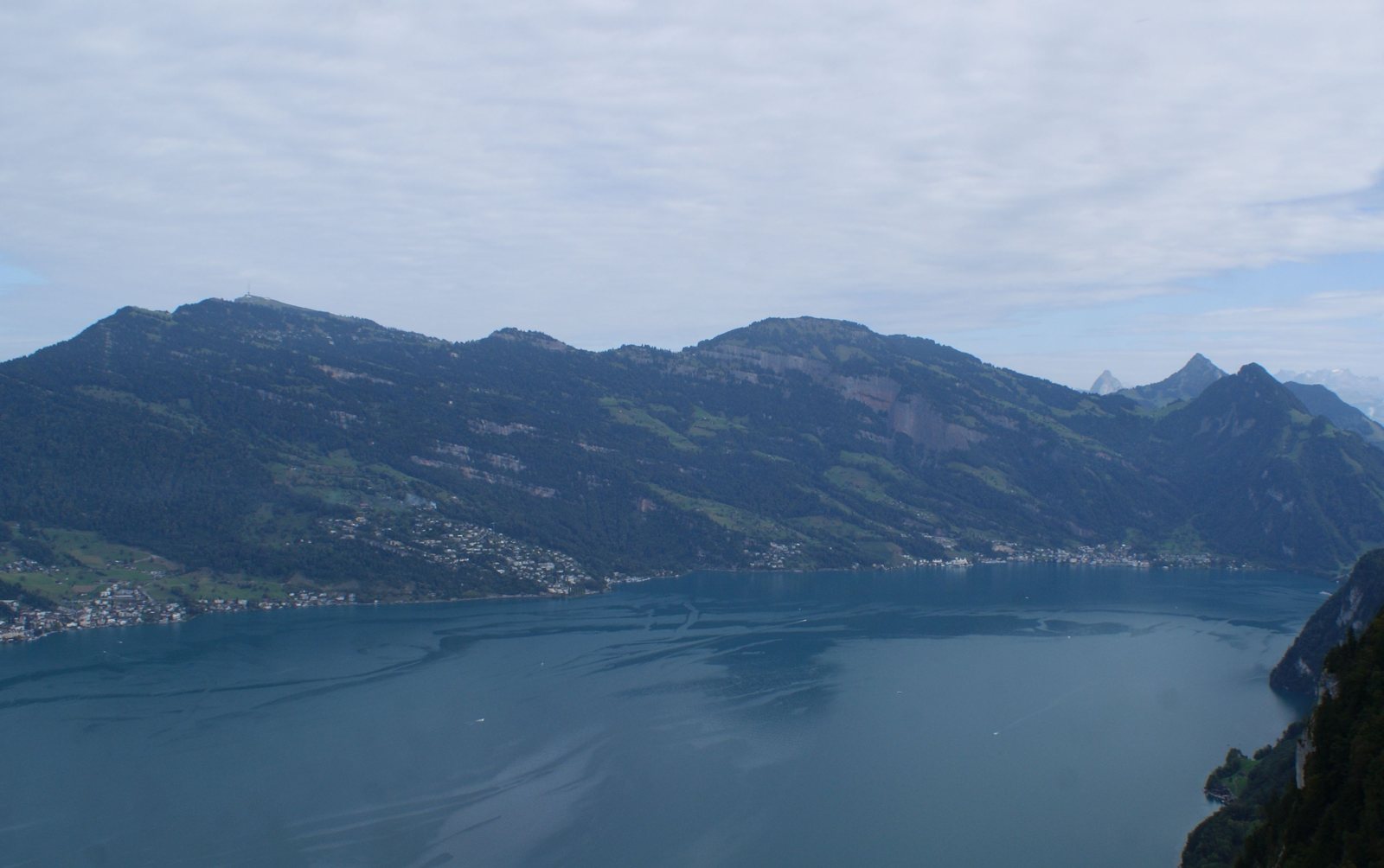 Lago de los Cuatro Cantones y su orilla, con montañas al fondo, visto desde Bürgenstock